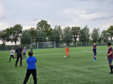 Laatste training S.K.N.W.K. JO11-1JM (partijtje tegen de ouders) van maandag 27 mei 2024 (121/137)